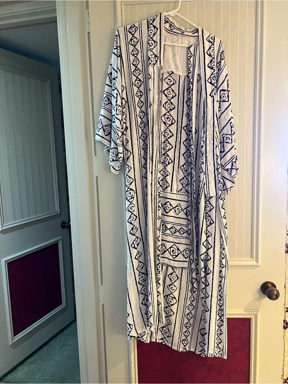 White and Black Geometric Patterned Kimono Robe - No Brand